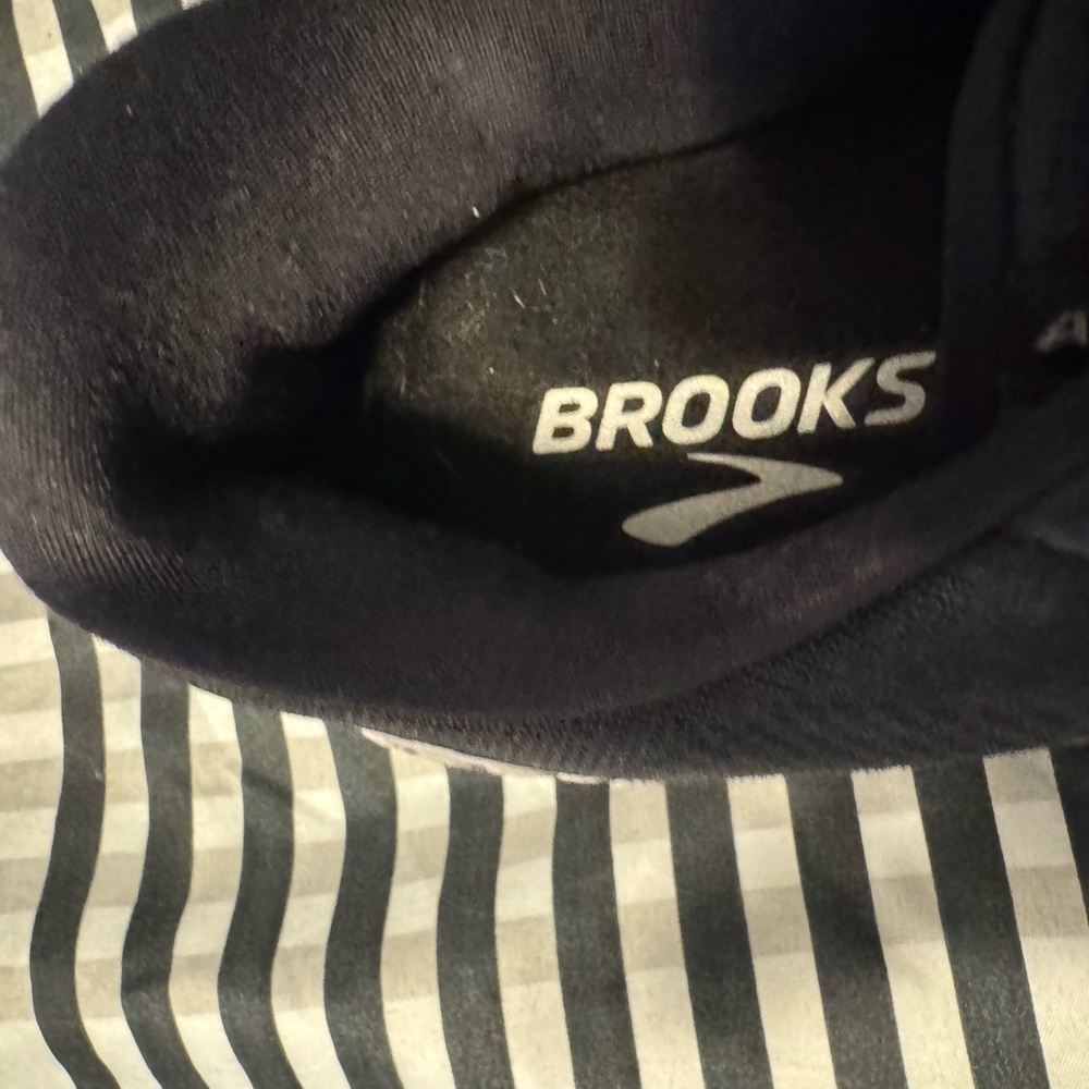 Brooks Men's Black and Gray Athletic Shoes, great condition! - Picture 7 of 11